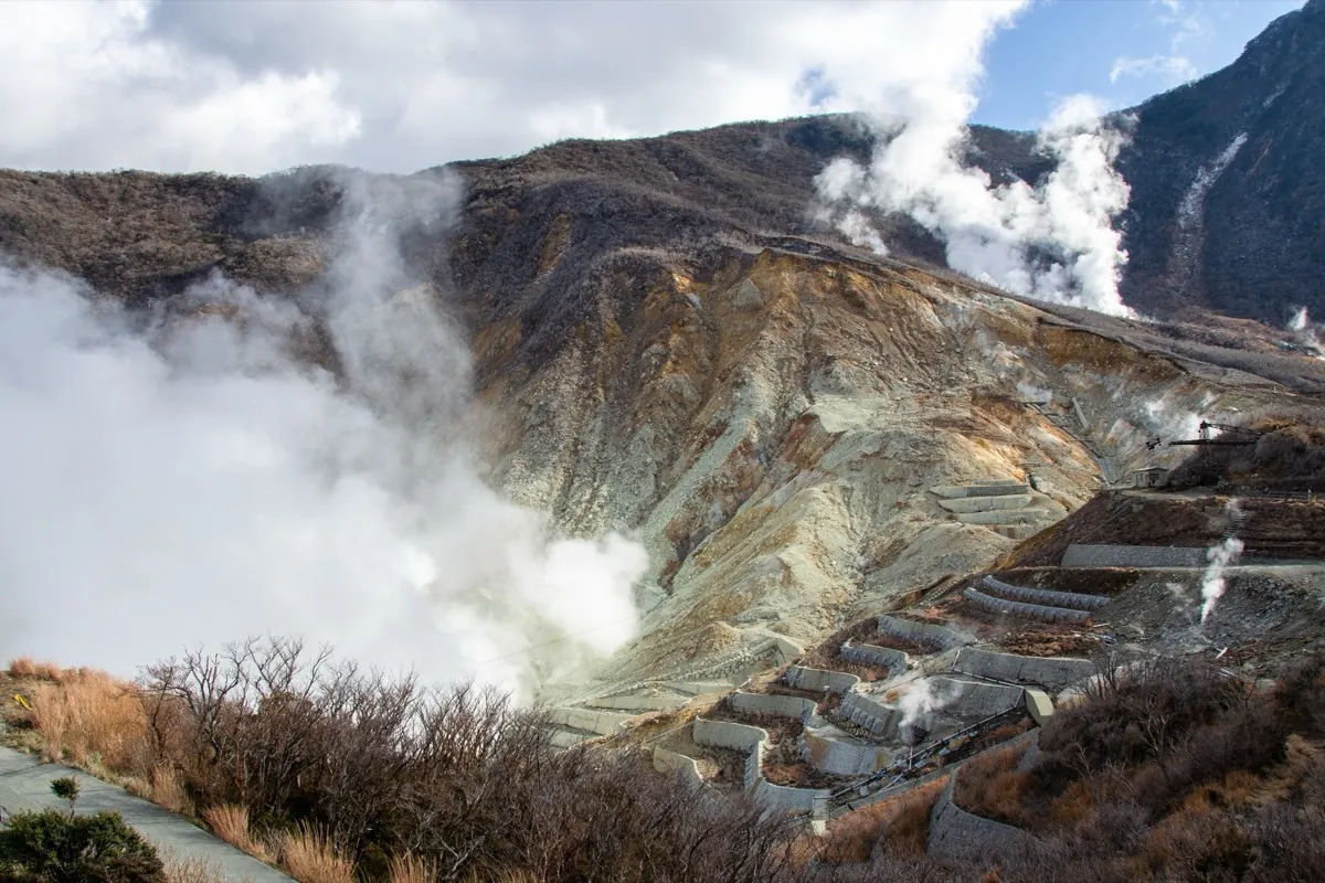 Zwavelfumarolen in de vulkanische vallei van Owakudani, Hakone