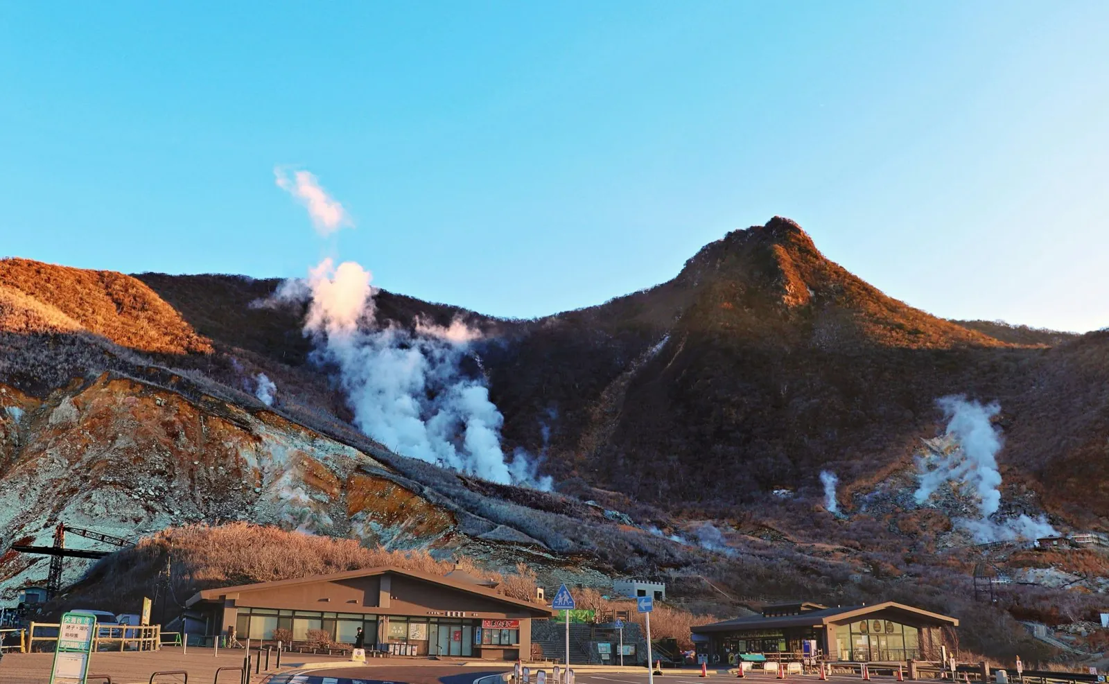 Vulkanische vallei van Owakudani met stoomkolommen bij zonsondergang in Hakone