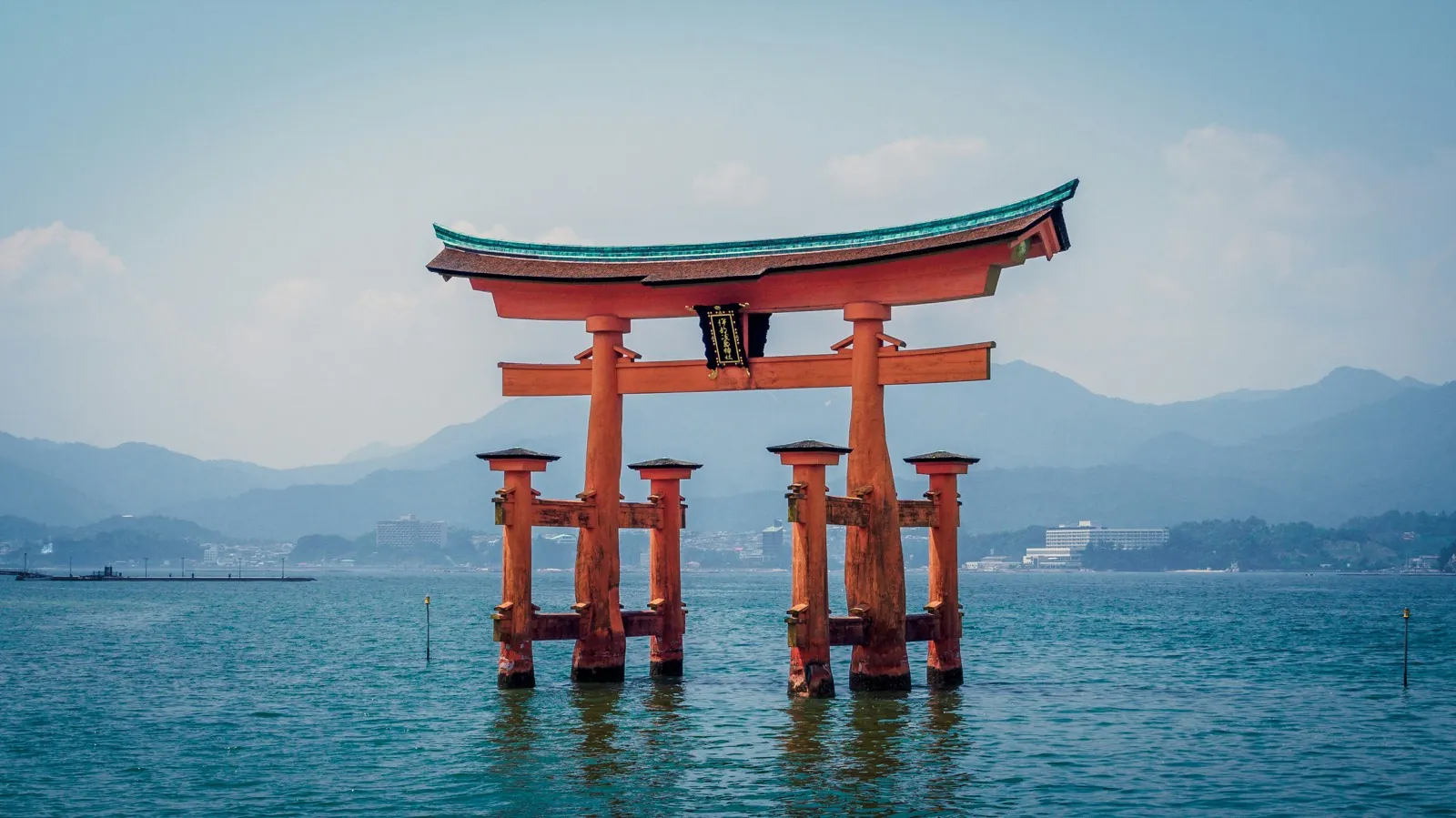 Drijvende torii van het Itsukushima-heiligdom boven zee in Miyajima, Hiroshima