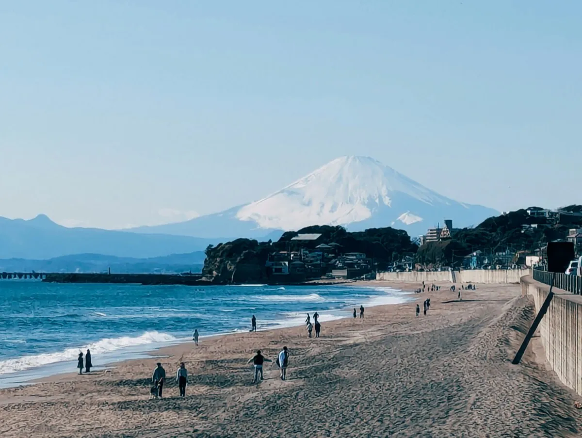 Strand van Shichirigahama in Kamakura met de berg Fuji op de achtergrond