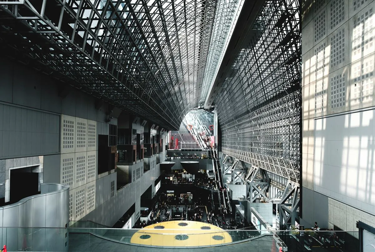 Station van Kyoto met de pagode van de Tō-ji-tempel op de achtergrond