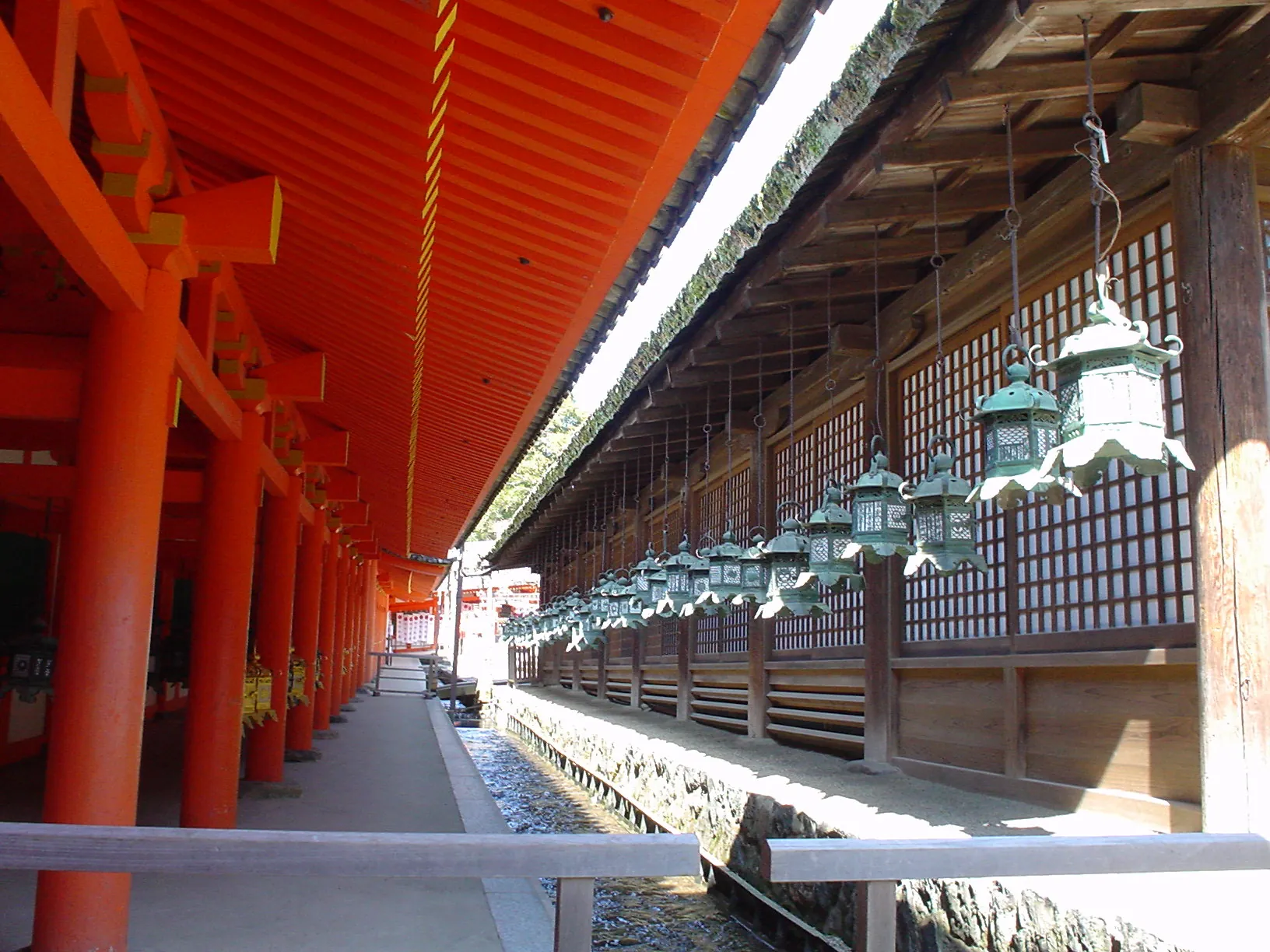 Stenen lantaarns op het pad naar het Kasuga-taisha-heiligdom in Nara