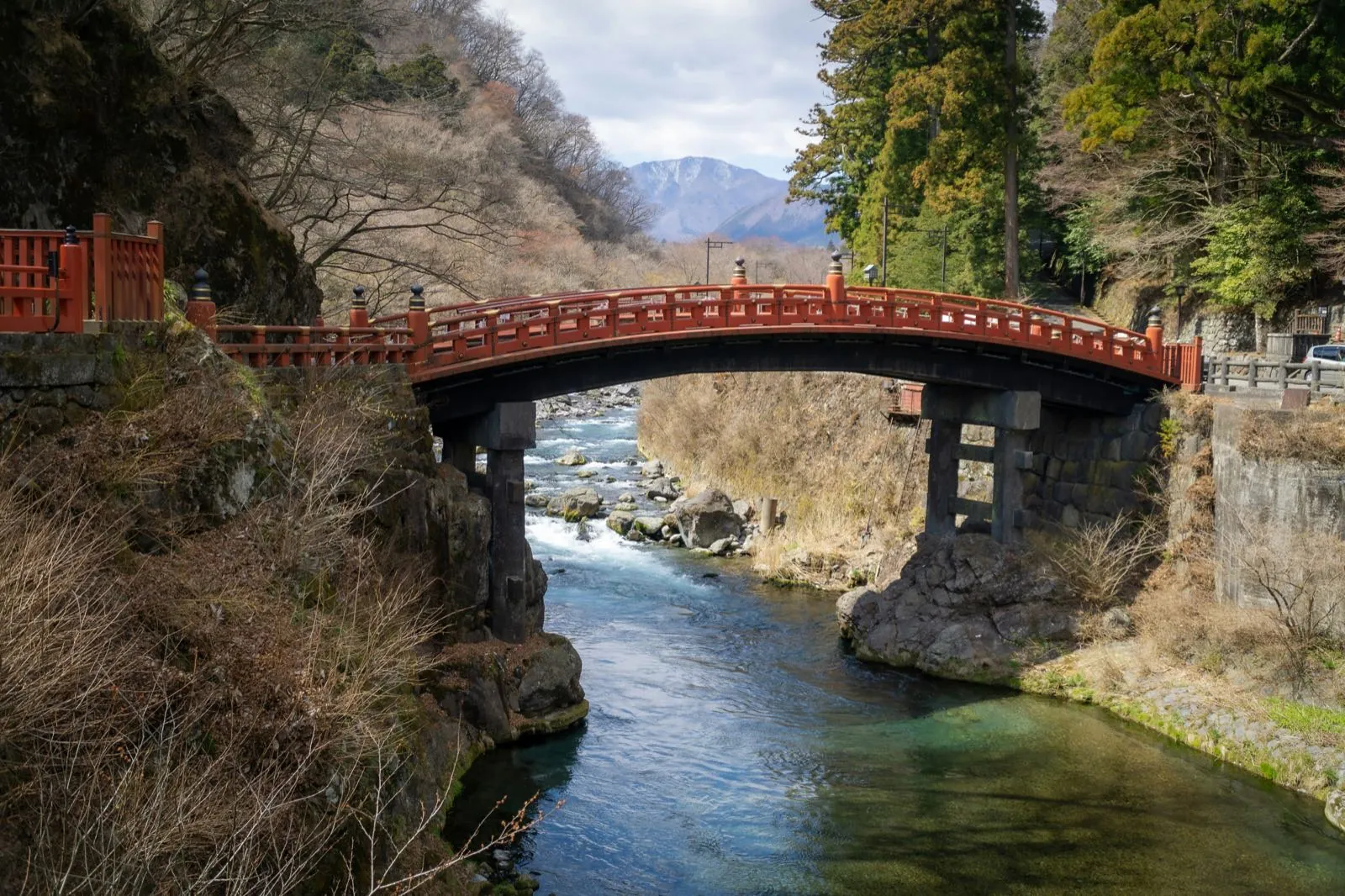 Heilige rode brug Shinkyo over de Daiya-rivier in Nikko