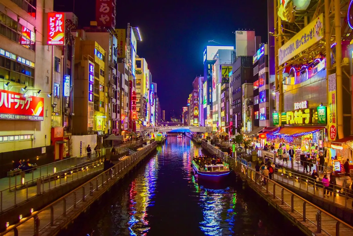 Verlicht Dotonbori-kanaal bij nacht in Osaka