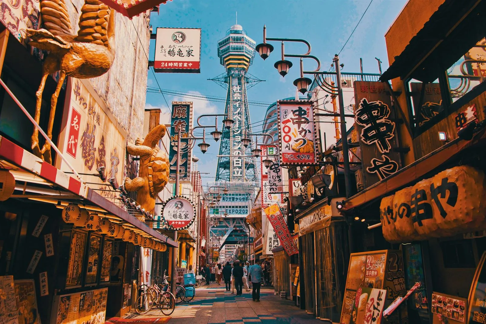 Dotonbori bij nacht met neonlichten weerspiegeld in het kanaal van Osaka