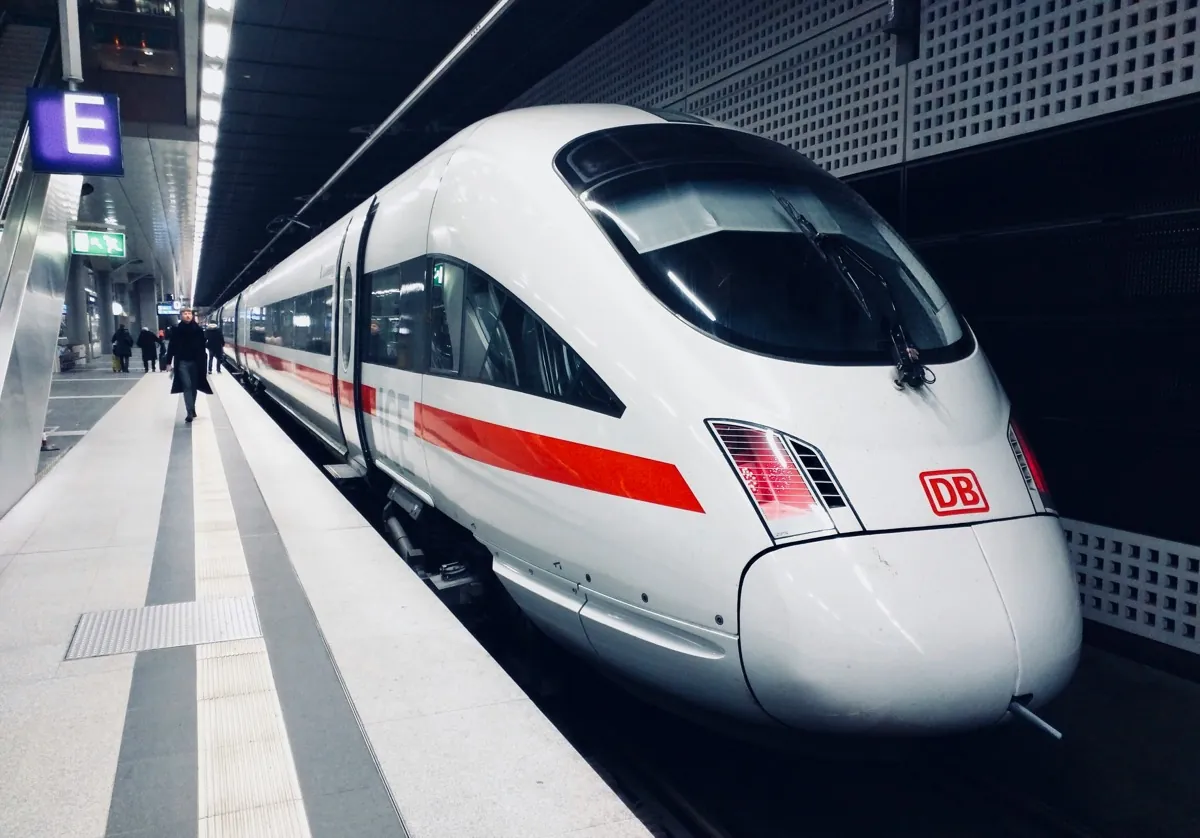 Shinkansen-hogesnelheidstrein onderweg door Japan — JR Pass-calculator
