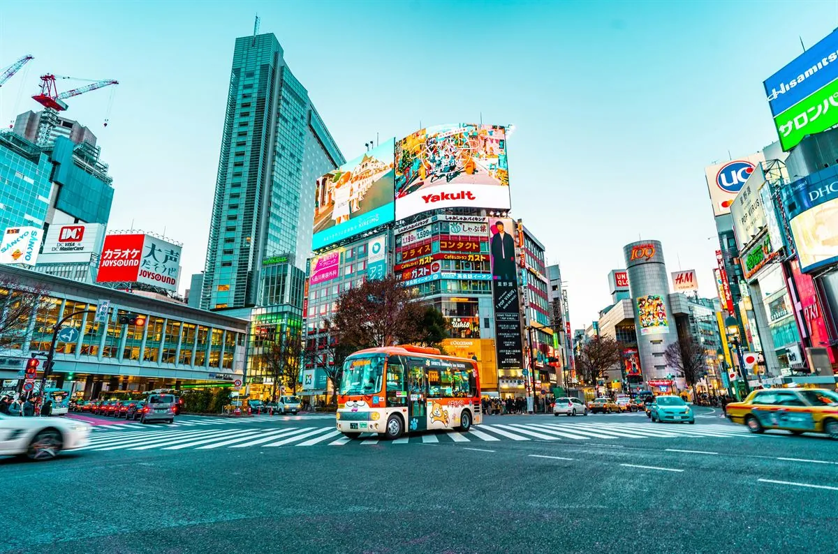 Voetgangerskruising van Shibuya en lichten van Shinjuku in Tokyo