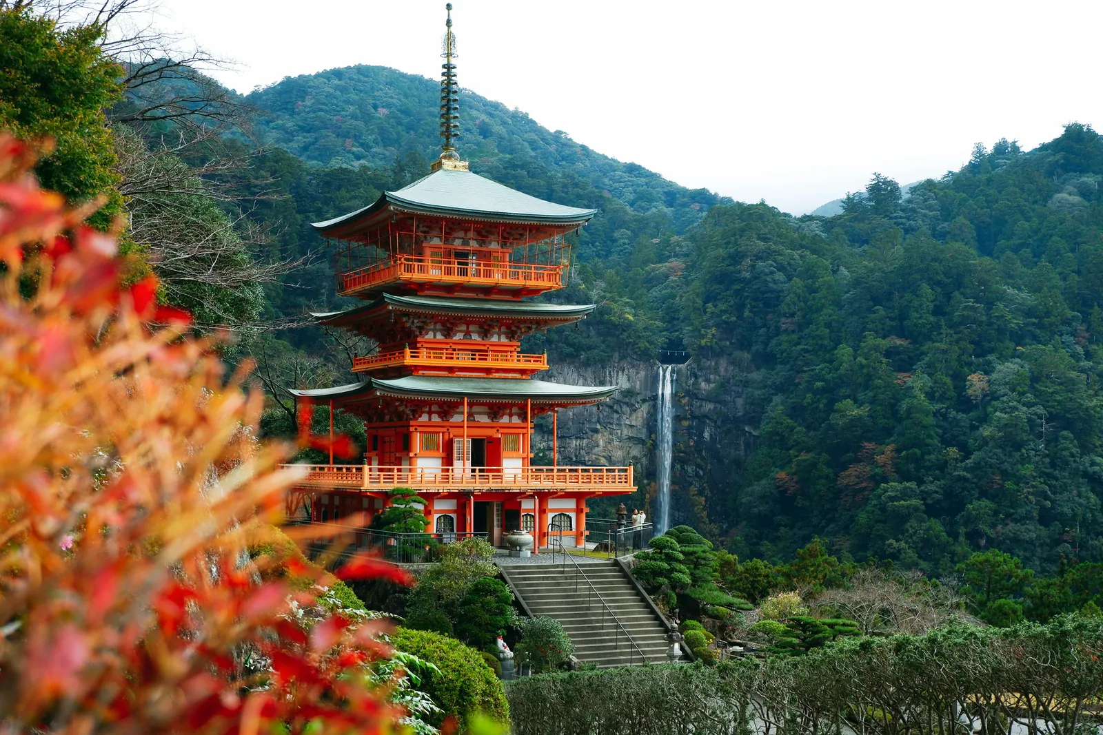 Pagode van Seiganto-ji naast de Nachi-waterval tussen bergen, in de prefectuur Wakayama
